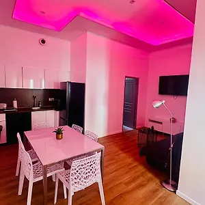 Jolie Maison Individuelle 50 M2 ,design Et Climatisee, Confort, Wifi, Terasse Privee , 5 Min Et Autoroute, Stationnement Gratuit Hébergement de vacances